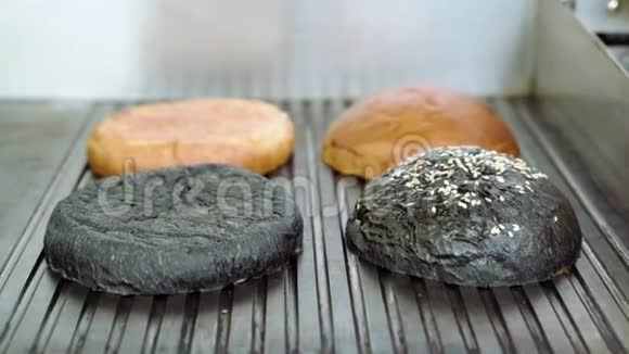 在烤架上将两个面包切成两半烹饪汉堡视频的预览图
