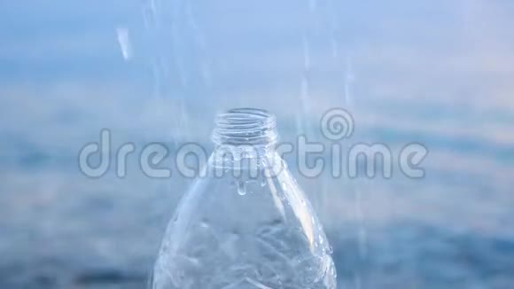 安全用水卫生和卫生背景水滴在海景背景上涌入瓶子饮料视频的预览图