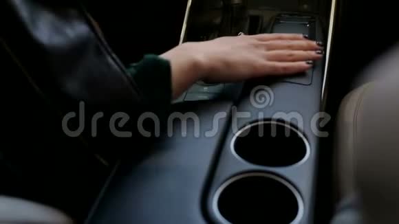 特写镜头一个女孩坐在一家汽车经销店的一辆新车上坐在方向盘后面视频的预览图
