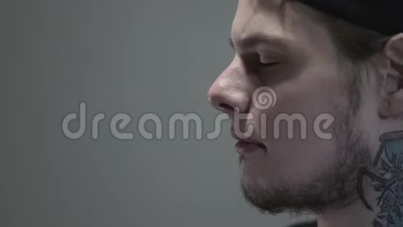 闭目养神的沉思男子的脸灵性魔法瑜伽理念视频的预览图
