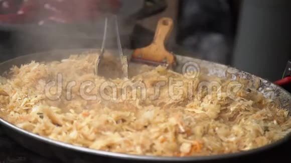 在一个大热锅里煮着炖好的金白菜在欧洲城市集市上出售的街头食品视频的预览图