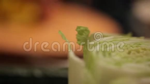 厨师切黄胡椒视频的预览图