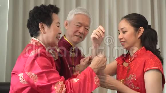 亚洲的父母在农历新年给女儿大拇指视频的预览图