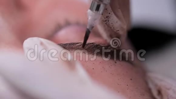 羽毛画在眉毛上颜料应用特写永久化妆4K慢慢视频的预览图