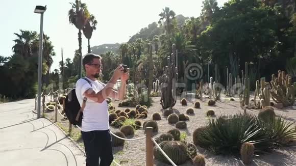 游客正在用手机给花园里的多汁植物拍照视频的预览图