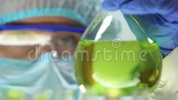 研究人员用绿色液体标记瓶有机化妆品生产视频的预览图