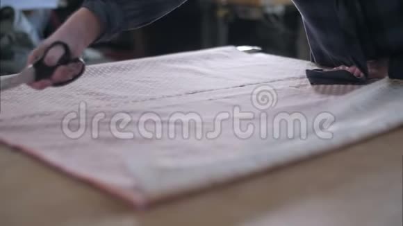 裁缝在工作室裁剪织物用剪刀手工制作视频的预览图