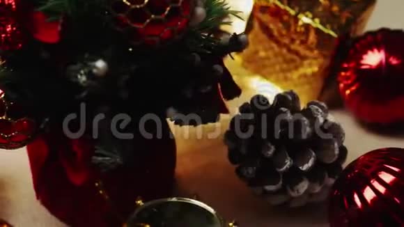 圣诞节节日装饰套装圣诞灯和礼物盒多利滑块射击4K视频的预览图