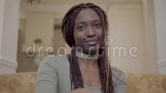 在社交网络中一位年轻漂亮的非洲裔美国妇女在笔记本电脑上用摄像机通话时的肖像视频的预览图