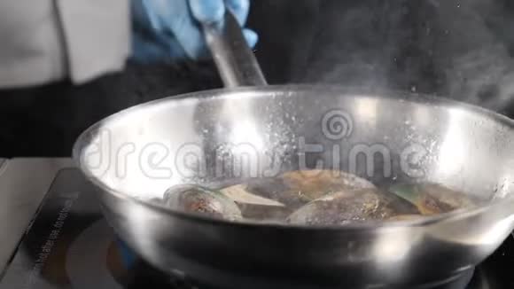 精彩慢动作美食视频厨师烹饪或在煎锅中品尝海鲜溅出来的油高清高清视频的预览图