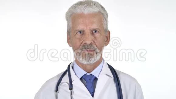 白色背景下的微笑高级医生画像视频的预览图