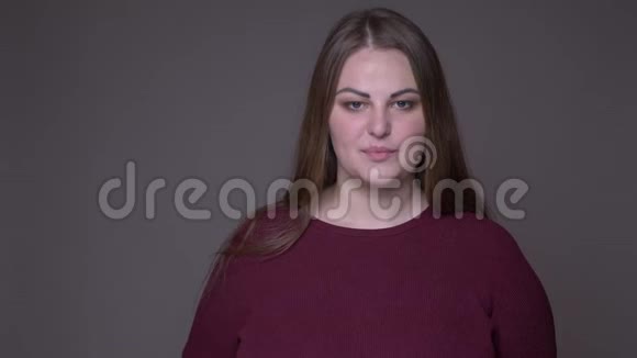 年轻超重的白种人女性做手势的特写镜头用背景隔离的方式看镜头视频的预览图