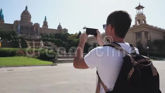 旅行者正在通过智能手机大楼拍摄加泰罗尼亚国家美术馆视频的预览图