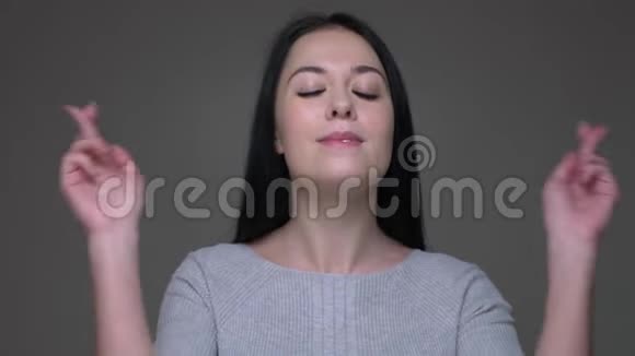 年轻漂亮的白种人白种人女性的特写镜头手指交叉担心背景视频的预览图