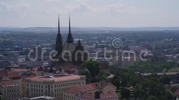 布尔诺市全景与捷克共和国圣彼得和保罗大教堂视频的预览图