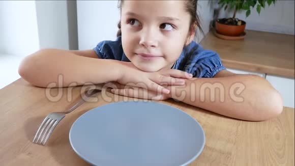 漂亮的小女孩在厨房里吃她的斯帕盖蒂意大利面晚餐视频的预览图