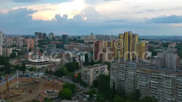 在乌克兰基辅的欧洲城市上空平静的飞行建设购物中心一个人慢慢向前飞视频的预览图