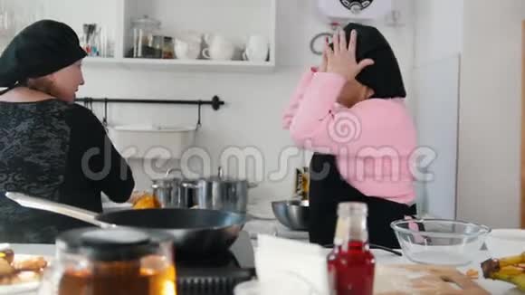 一家人在厨房里做小馅饼做饭后打扫厨房视频的预览图