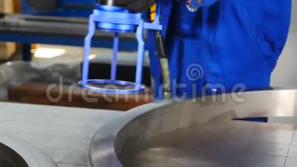 激光打标机雕刻工厂轴承制造标记钢细节的过程激光雕刻视频的预览图