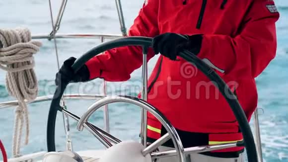 游艇正由一位红色公园的专家控制视频的预览图