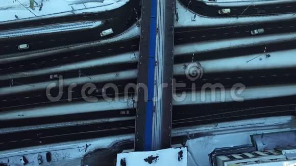 冬季城市雪道桥上地铁列车俯视图视频的预览图