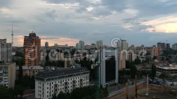 在乌克兰基辅的欧洲城市上空平静的飞行建设购物中心医生非常侧身飞行视频的预览图