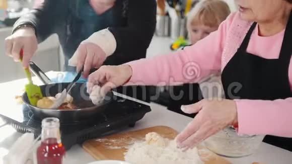 一家人在厨房里用苹果馅做小馅饼视频的预览图