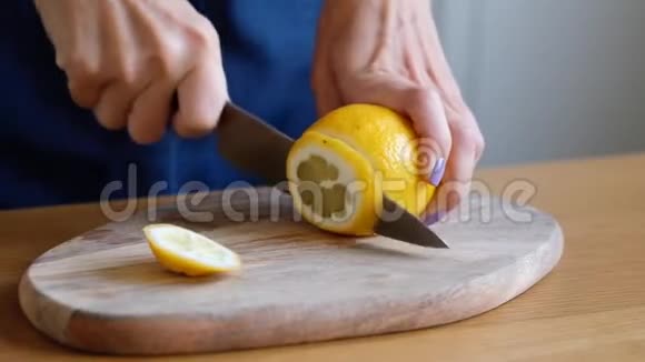 用刀子把柠檬切成薄片视频的预览图