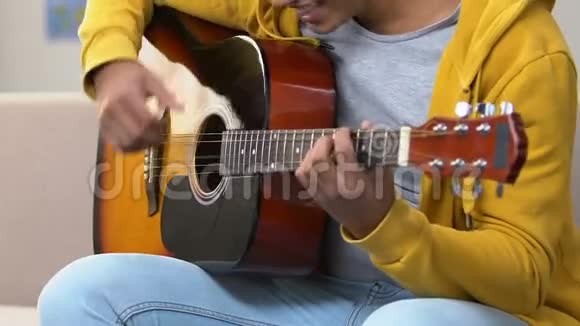 非裔美国人学弹吉他音乐教育视频的预览图