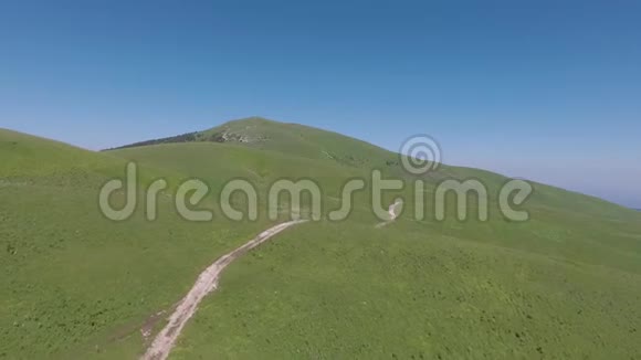山丘上的泥土路视频的预览图