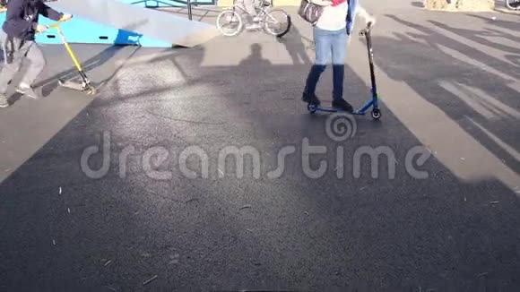 青少年自行车滑板车和滑板车骑手在滑板公园视频的预览图
