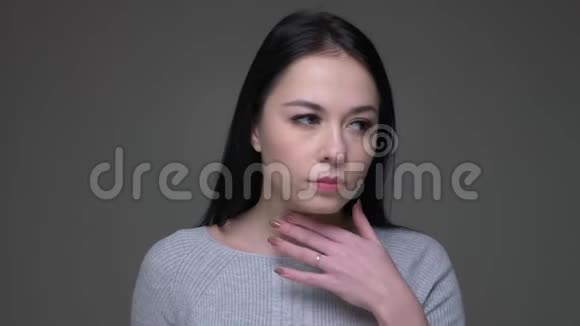 年轻漂亮的褐发白种人女性喉咙发痛身体不适被孤立在外视频的预览图