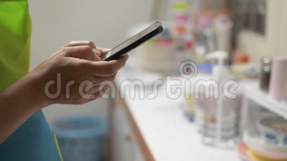 关闭家庭主妇在手机智能手机上的短信以便在家里在线社交和聊天视频的预览图