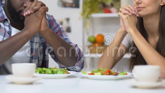 相信一对夫妇在晚餐前祈祷基督教夫妇的传统宗教视频的预览图