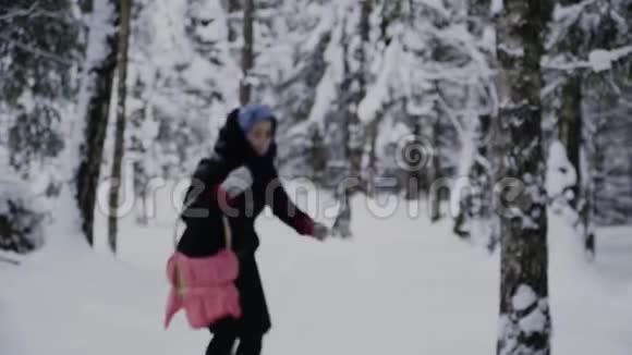 冬天森林里带着篮子的女孩逃离了哈士奇哈士奇女孩追求视频的预览图