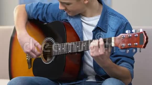 有兴趣的青少年弹声吉他业余音乐爱好业余时间视频的预览图