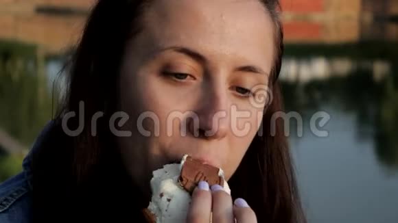 有胃口的年轻女人吃冰淇淋特写视频的预览图