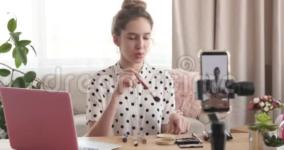 美容vlogger录音化妆教程视频的预览图