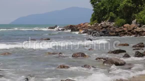 海滩有风充满了岩石视频的预览图