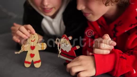 孩子们哥哥和姐姐玩木装饰圣诞树孩子们穿着羊毛睡衣视频的预览图