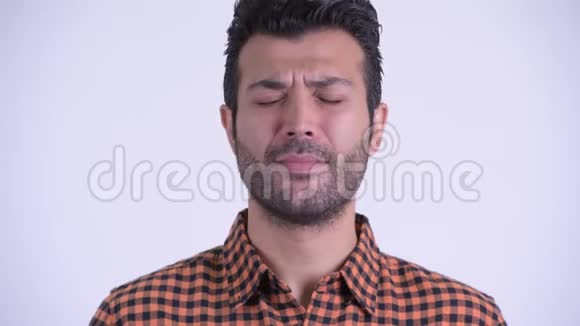 一张满脸胡须的波斯嬉皮士哭泣的脸视频的预览图
