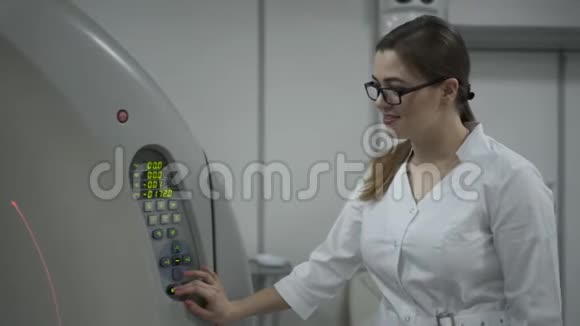 4kX射线过程中CT或MRI扫描机上的女性患者视频的预览图