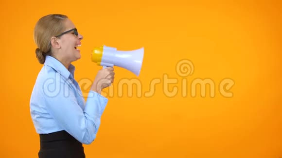 愤怒的女商人在橙色背景下用扩音器大声喊叫领导视频的预览图