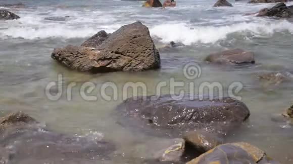 海滩有风充满了岩石视频的预览图