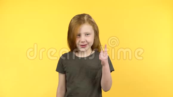 小女孩表现出情感惩罚在黄色背景下合成视频的预览图