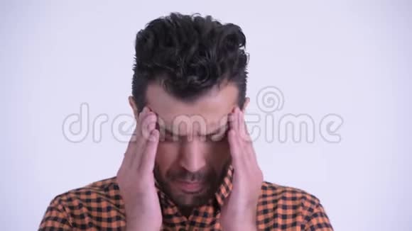 一张紧张的长胡子的波斯时髦男人头痛的脸视频的预览图