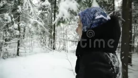 冬天森林里散步的女孩突然停了下来视频的预览图