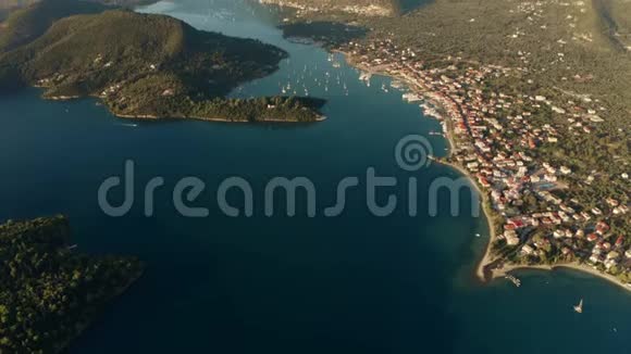 高海拔高空拍摄美丽的沿海风景的莱夫卡达一个希腊岛屿在爱奥尼亚海Nydir镇视频的预览图