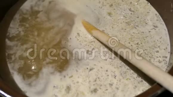 烹饪老贝里花头果酱在一个锅里视频的预览图