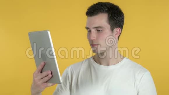青年男子通过黄底片进行视频聊天视频的预览图